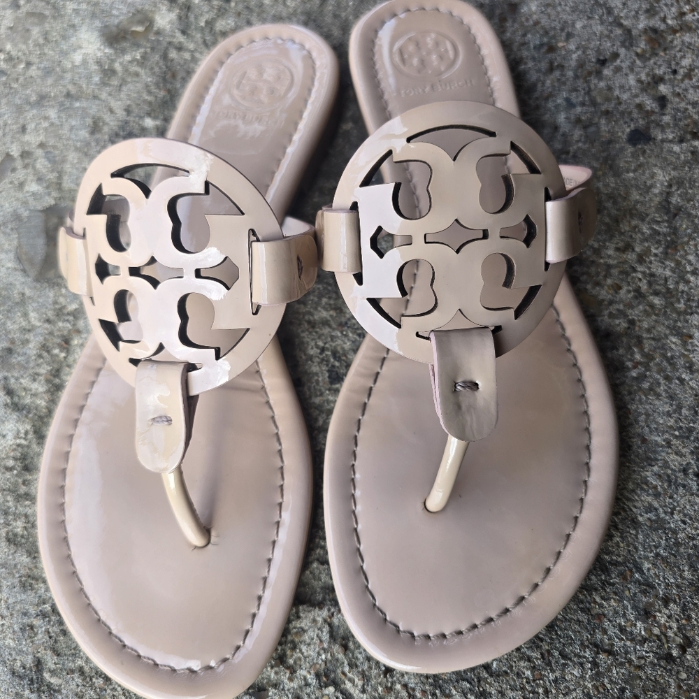Tory Burch Patent Logo Thong Sandals in Blush Nude - Picture 2 of 11